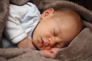 Il pediatra mi ha detto che mio figlio deve dormire nella sua cameretta – falsi miti sul sonno del bambino da 0 a 3 anni